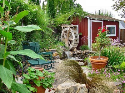 Grădina în stil rustic oferă peisaj și mobilier
