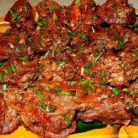 Shish kebab din carne de porc în cuptor pe o foaie de copt