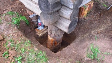 Порятунок старого дерев'яного будинку ремонт або заміна фундаменту