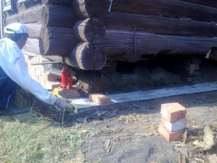 Mântuirea unei reparații vechi de case din lemn sau înlocuirea unei fundații