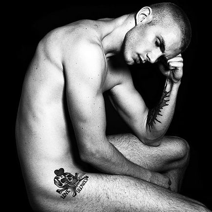 Tattoo ca o decorare de frumusete a unui tatuat corp de sex masculin în lumea modei