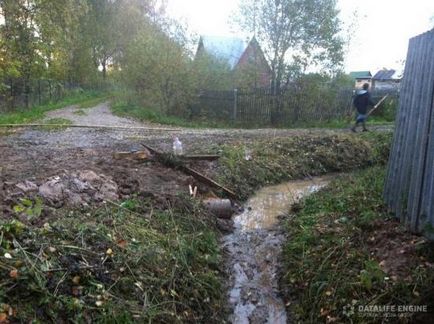 Труба через дорогу для відводу води з канави