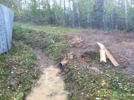 Труба через дорогу для відводу води з канави