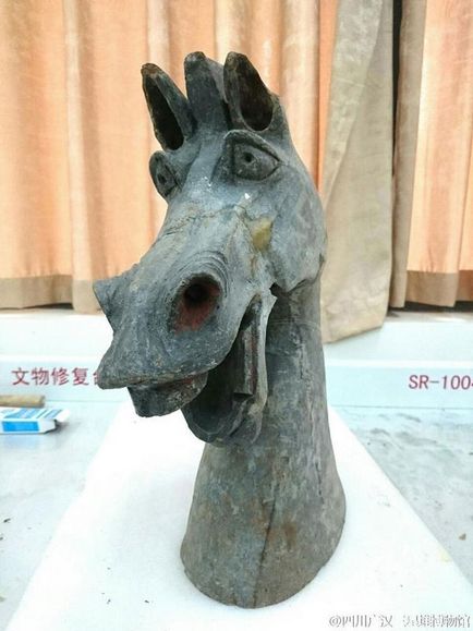 У гробниці знайшли схожу на осла з «шрека» скульптуру коня