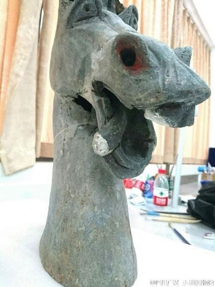 У гробниці знайшли схожу на осла з «шрека» скульптуру коня