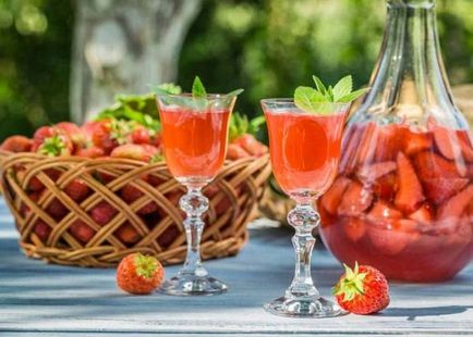 Vin și lichior din rețete de căpșuni și secrete de gătit la domiciliu