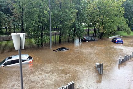 La Moscova, o parte din Prospectul Leninsky a inundat