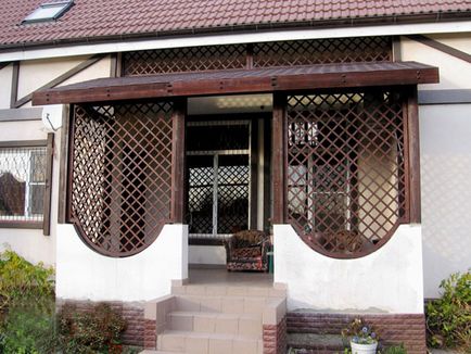 Intrarea veranda unei case particulare, fotografie a unui lemn, caramida, veranda de beton, o imagine de ansamblu a pridvorului