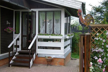 Intrarea veranda unei case private, fotografie a unui lemn, caramida, pridvor de beton, o imagine de ansamblu a portierelor