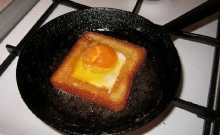 Ouă prajite în franceză cu roșii, în pâine - rețete cu fotografie