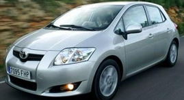 A lámpa cseréje gerenda Toyota Auris saját kezét, video (fény) Cseréje a tompított lámpa Toyota Auris saját kezét, videó