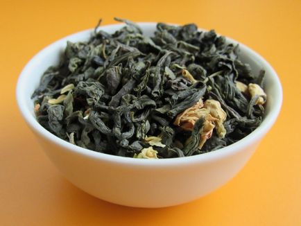 Зелений чай краще пити вранці або ввечері