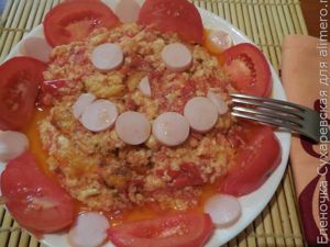 Смажена яєчня з помідорами