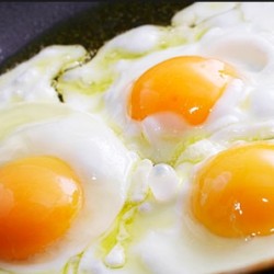 Suntem familiarizați cu procesul de gătit ouă amestecate