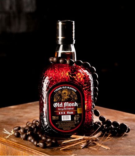 Алкології індійський ром old monk