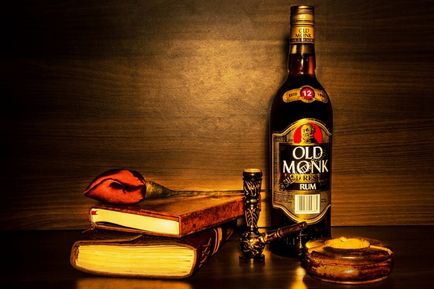 Алкології індійський ром old monk