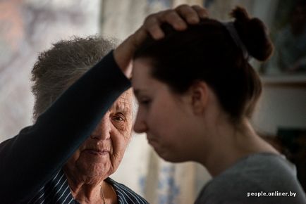 Бабуся з глухого села лікує всі хвороби водою і глиною