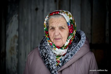 Bunica dintr-un sat îndepărtat vindecă toate bolile cu apă și argilă