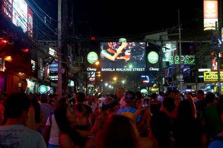 Bangla Road în Phuket - epicentrul hangourilor de pe insulă