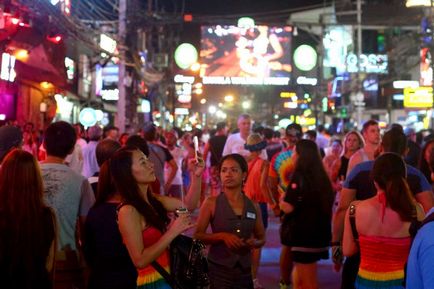 Bangla Road în Phuket - epicentrul hangourilor de pe insulă