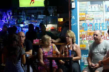 Bangla Road în Phuket - epicentrul hangourilor de pe insulă