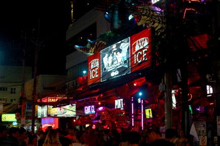 Bangla Road în Phuket - epicentrul hangourilor de pe insulă