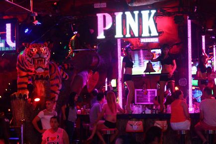 Bangla Road în Phuket - epicentrul hangourilor de pe insulă