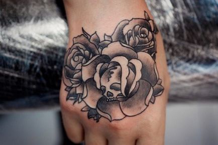Mit csinál a tetoválás egy koponya