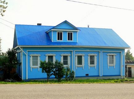 Дерев'яний будинок з мезоніном