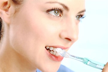 Gumurile sângerau - cum se tratează la domiciliu și ce proceduri dentare pot