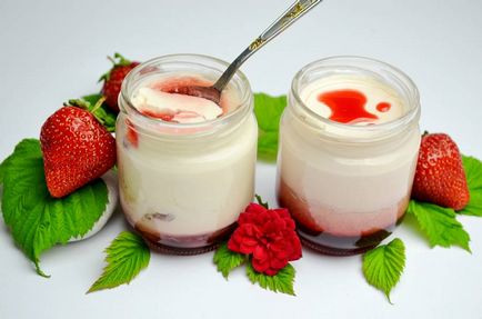Домашній йогурт з полуницею