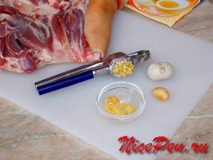 Фарширована свиняча рулька, запечена в духовці - рецепти з фото
