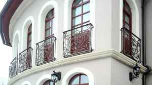 Французький балкон елемент архітектури в оформленні французьких балконів