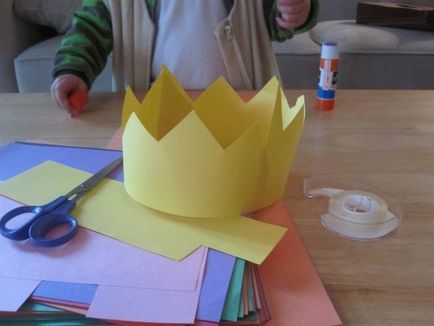 Pregătirea pentru coroana regală de hârtie de carnaval