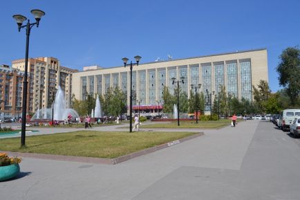 Gnntb de la răni din Novosibirsk - săli de lectură, expoziții, cărți muzeale, fântâni