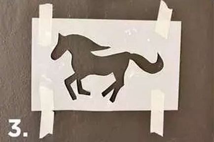Folosirea unui șablon de cai pentru decorarea de Anul Nou