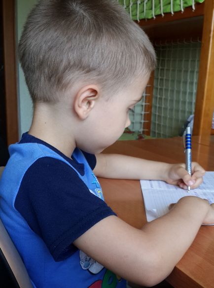 Як навчити дитину писати букви