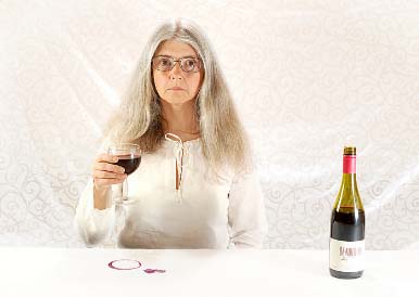 Як відіпрати червоне вино з одягу білі, кольорові тканини