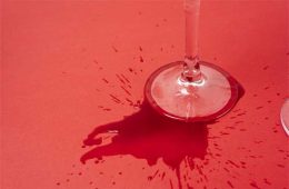 Cum se spală vinul roșu din haine albe, țesături colorate