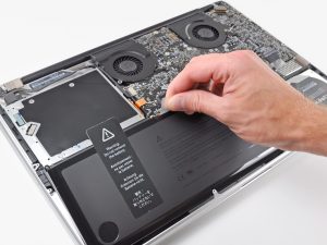 Cum se schimbă bateria unui acumulator MacBook Pro