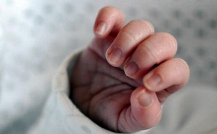 Cum să taie corect unghiile unui nou-născut