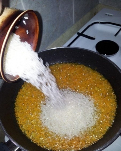 Cum să gătești o orez delicios într-o tigaie în 30 de minute