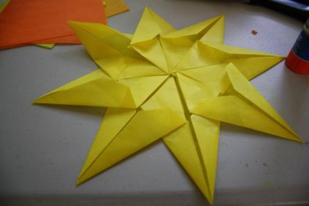 Як скласти з паперу різнокольорову зірку