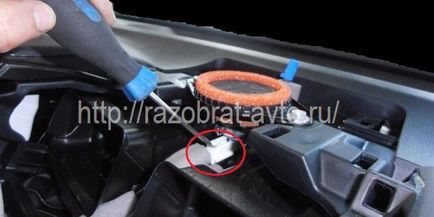 Cum să eliminați panoul de pe Toyota Camry