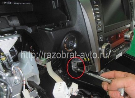 Cum să eliminați panoul de pe Toyota Camry