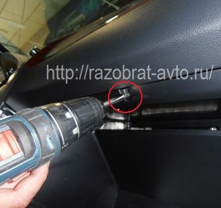 Cum să eliminați panoul de pe Toyota Camry