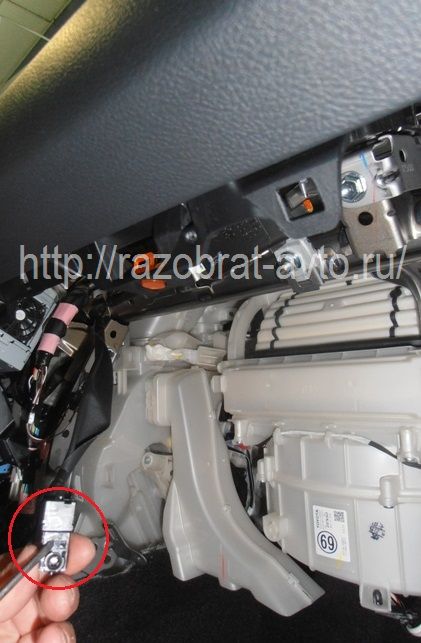 Eltávolítása a panel a Toyota Camry