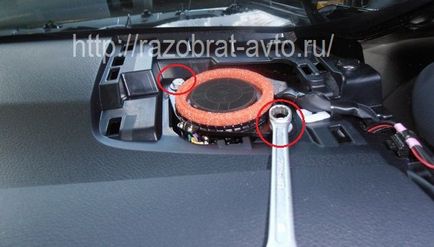 Cum să eliminați panoul de pe Toyota Camry