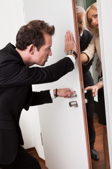 Cum să convingă chiriașul să lase angajații companiei de management în apartamentul zhhhaker