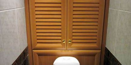 Як встановити жалюзі в туалет, щоб заховати каналізаційні труби, фото приклади
